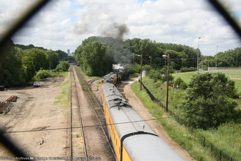 UP 4014 + 3025 heads to the Bridge while CP 2223 Appears